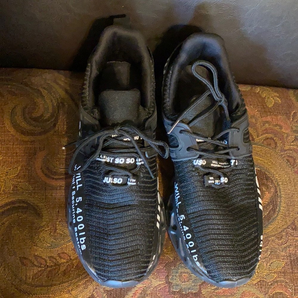 Tennis shoes